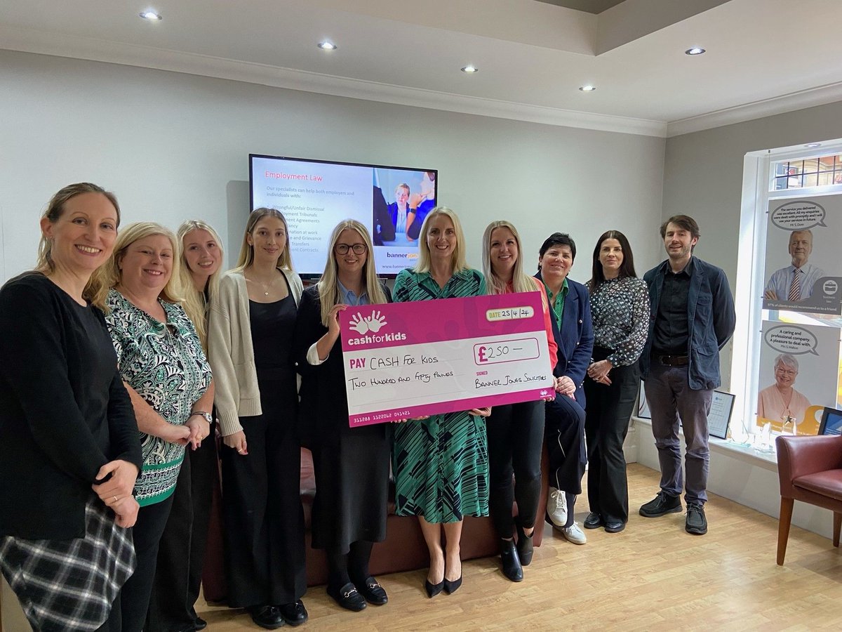 Thank you to Lisa from @cashforkidsYLND who came down to our office in Chesterfield today with her big cheque! 

📢  You can help beat holiday hunger by donating now
buff.ly/3xU2Zn7 

#cashforkids #holidayhunger #derbyshire @GHREastMidlands