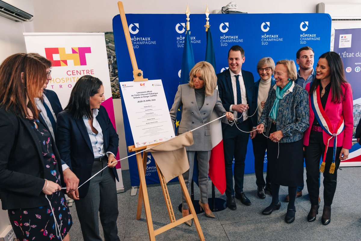 🧸Brigitte Macron et @sarahelhairy ont officiellement inauguré cet après-midi l'unité d'accueil pédiatrique Enfance en danger en présence d'E.Philippon, VP @AubeDepartement. ➡️ Visite et table ronde avec le personnel soignant, les associations, et les intervenantes de l'unité.