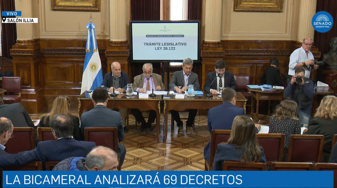 El secretario admirativo de la Comisión Bicameral Permanente de Trámite Legislativo da lectura a los Decretos de Necesidad y Urgencia que van a ser tratados en la reunión