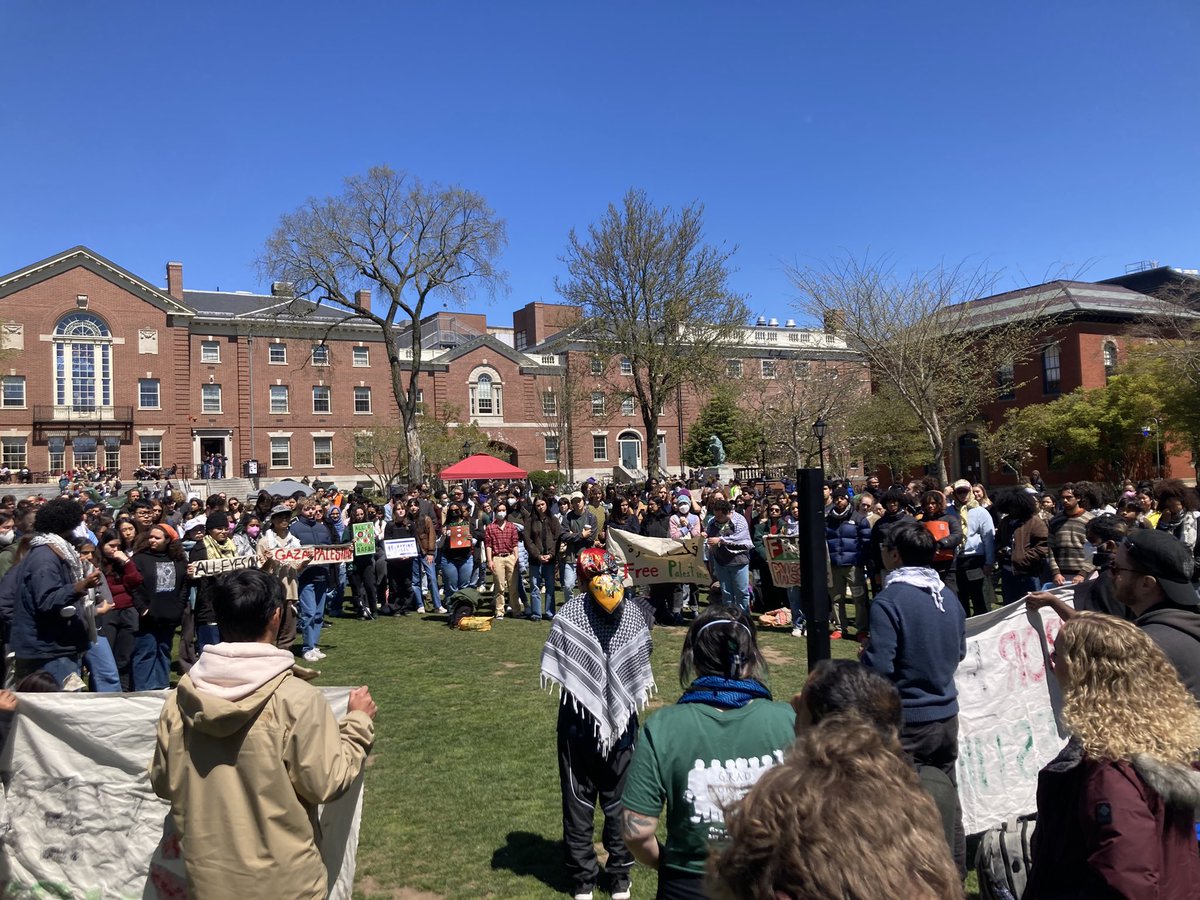 Huge turnout at Brown encampment for Gaza. Solidarity to @BrownDivest. Free Palestine 🇵🇸