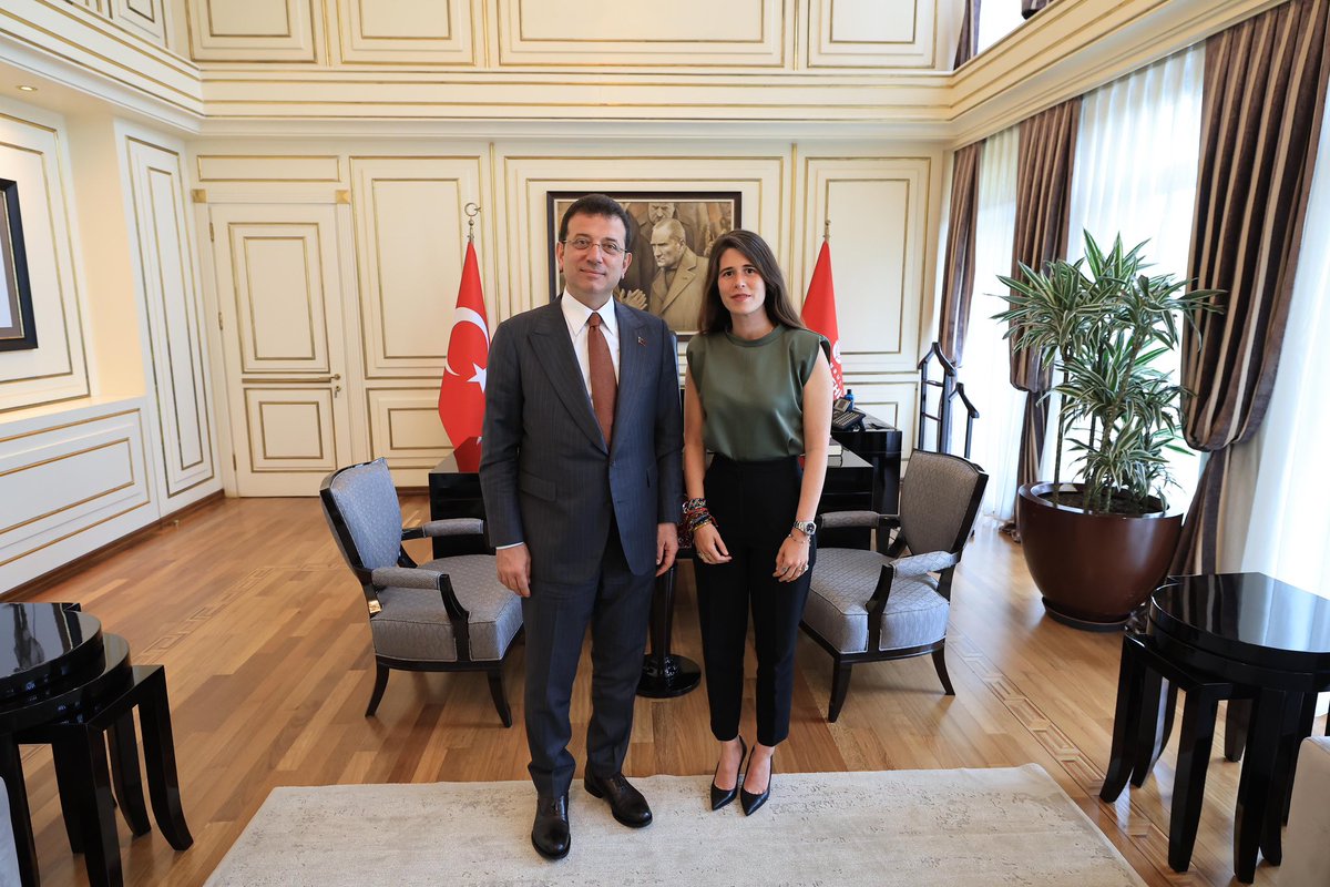 laldenizlicesme's tweet photo. 16 milyon İstanbulluya hizmet eden İstanbul Büyükşehir Belediye Başkanımız Sayın @ekrem_imamoglu 'nu ziyaret ettim. Kıymetli Başkanımıza nezaket dolu ev sahipliği için içtenlikle teşekkür ederim. 2019'dan bu yana omuz omuza verdiğimiz mücadeleyi yurdun dört bir yanında vermeye devam edecek, 2028 vizyonumuzla iktidara emin adımlarla yürüyeceğiz.