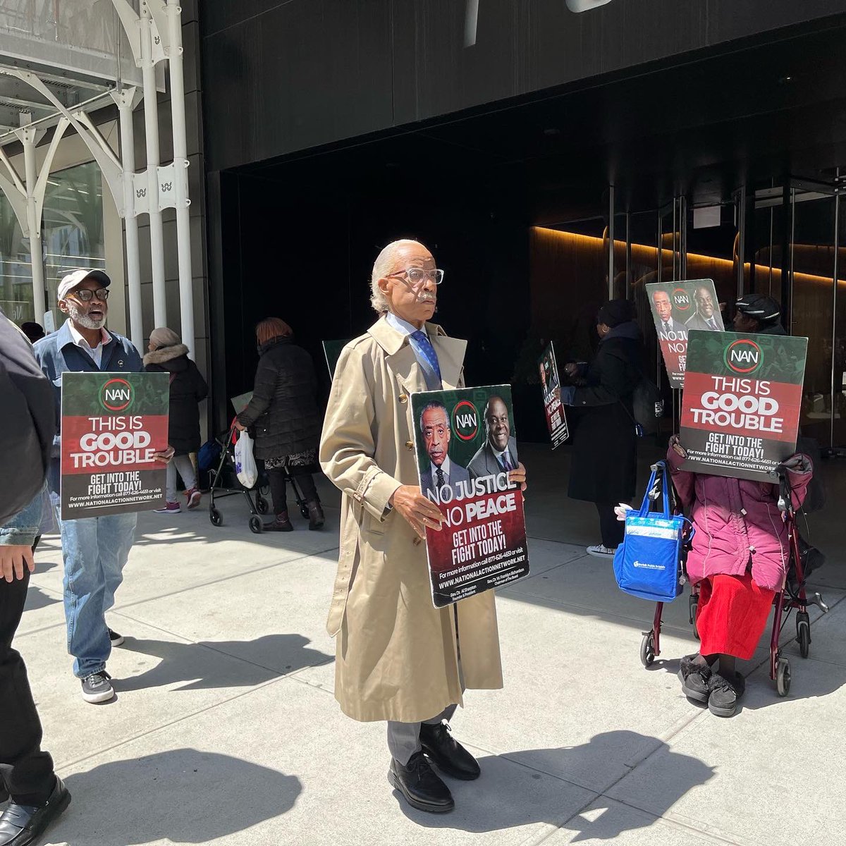Outside Bill Ackman’s office for the 16th week in a row with @NationalAction picketing his campaign against DEI. 

Join us every Thursday at 12pm ET in NYC. 

📸: @terencemcullen 

#DiversityMatters
#EquityMatters
#InclusionMatters
#DEI
#DEIThursdays 
#NAN
