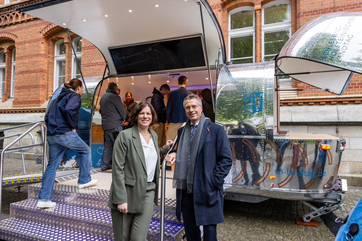 Startschuss für den #LandtagOnTour: Landtagspräsidentin Herbst hat heute das neue Landtagsmobil vorgestellt! Mit dem umgebauten Campingtrailer der Marke Airstream geht der Landtag ab Mai auf Info-Tour durch Schleswig-Holstein - und wirbt für Demokratie.
➡️ landtag.ltsh.de/nachrichten/23…