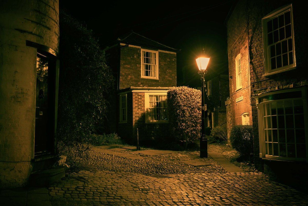 5 Night Street Photography Tips — Joe Redski buff.ly/2TkKx2S #streetphotography #photographers #blogging #lightroom