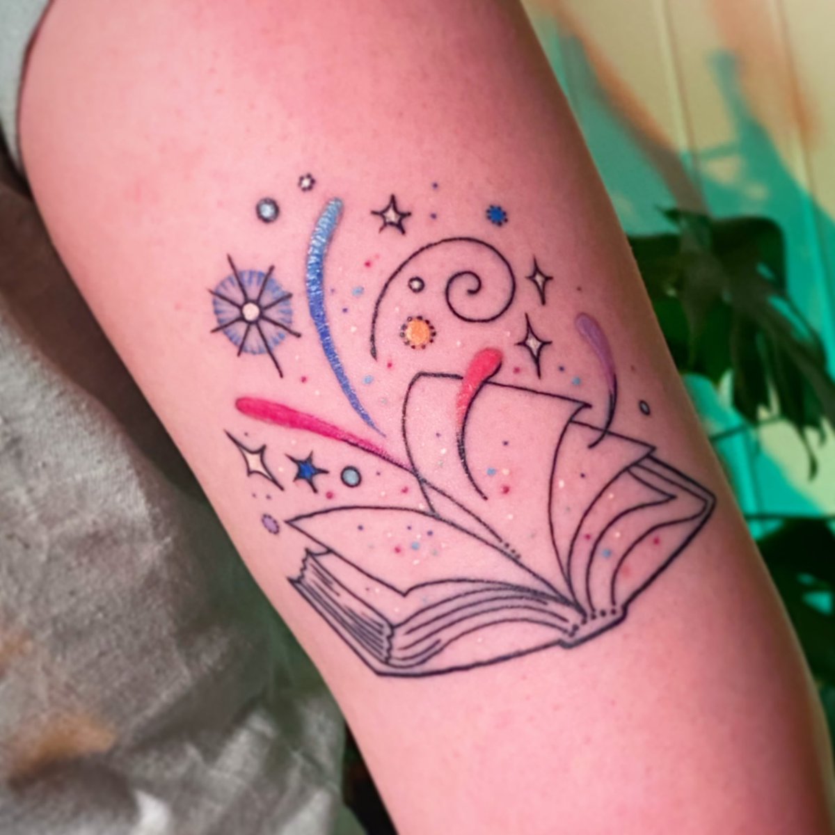 Stephanie_D_M's tweet photo. @thejesskimchi Here’s mine: Books are Magic https://t.co/cQXTLigwCE