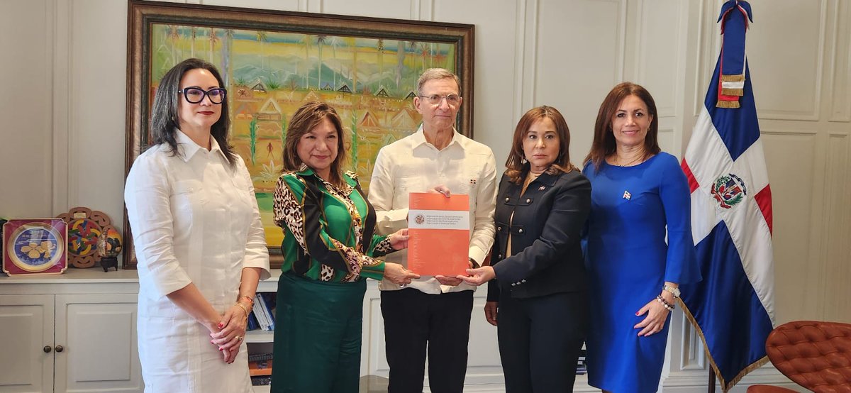 Entregamos los resultados del diagnóstico de género trabajado junto a @MIREXRD 🤝 🇩🇴 Este diagnóstico permite fortalecer la participación de las mujeres y la integración del enfoque de derechos en la administración pública y en la política exterior.