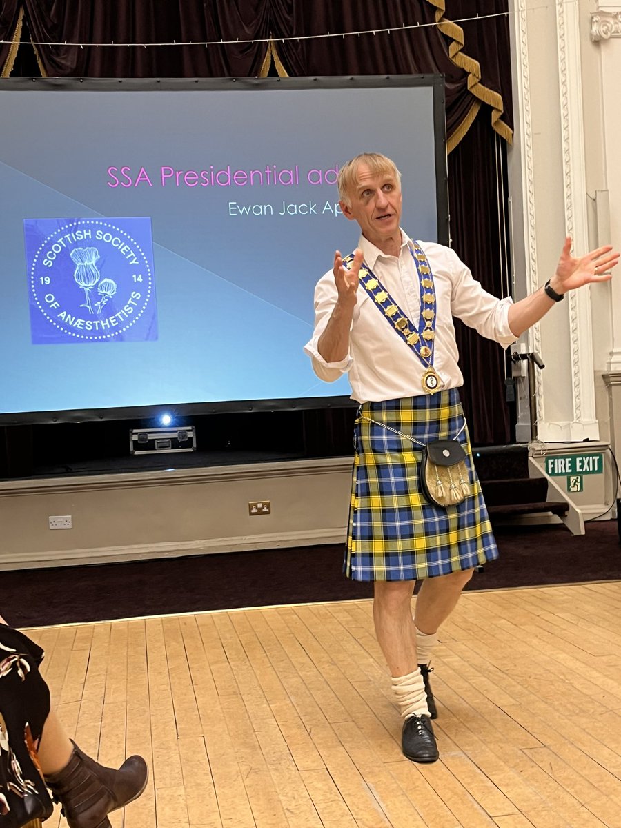 Outgoing prez @LitcheeK handing over the chain of office to Incoming prez Ewan Jack 🏅 #ssaspring2024 #presidentialaddress #scottishanaesthesia #newyearnewpresident