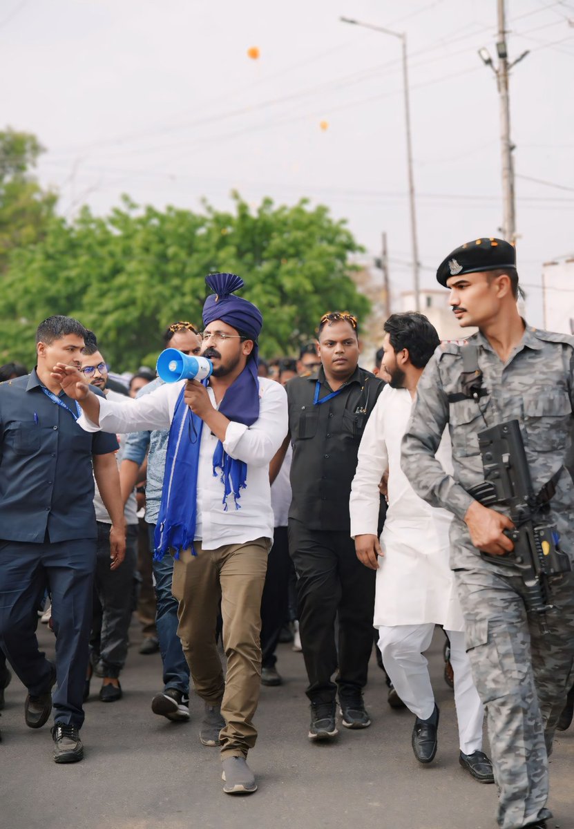 नगीना में चुनाव के बाद हुए सर्वे में यह खुलासा हुआ है कि नगीना लोकसभा सीट माननीय एडवोकेट चंद्रशेखर आजाद 1 लाख वोटो के अंतर से जीत रहे हैं ।

आकाश आनंद।  चंद्रशेखर आजाद।  #BhimArmy #LokSabhaElections2024