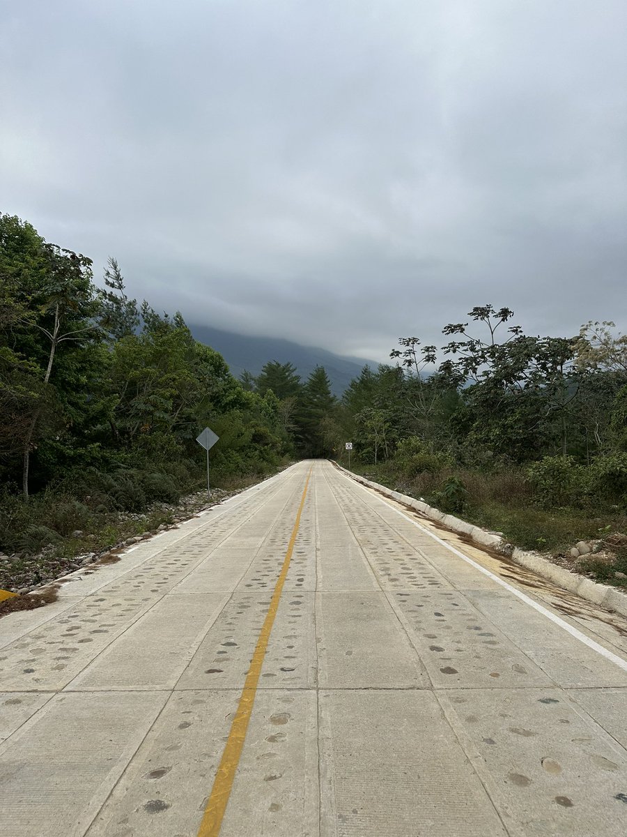 DEELAYUUK's tweet photo. Cumpliendo con el encargo del Presidente @lopezobrador_ recorremos la nueva geografía caminera en la Sierra Mixe de Oaxaca. 

Con la fuerza de la organización comunitaria avanzamos en la construcción de los caminos artesanales de Alotepec-Ayacaxtepec-Cotzocón; Quetzaltepec-Camotlán-Huitepec-Ixcuintepec y Atitlán-El Rodeo-Estancia de Morelos.