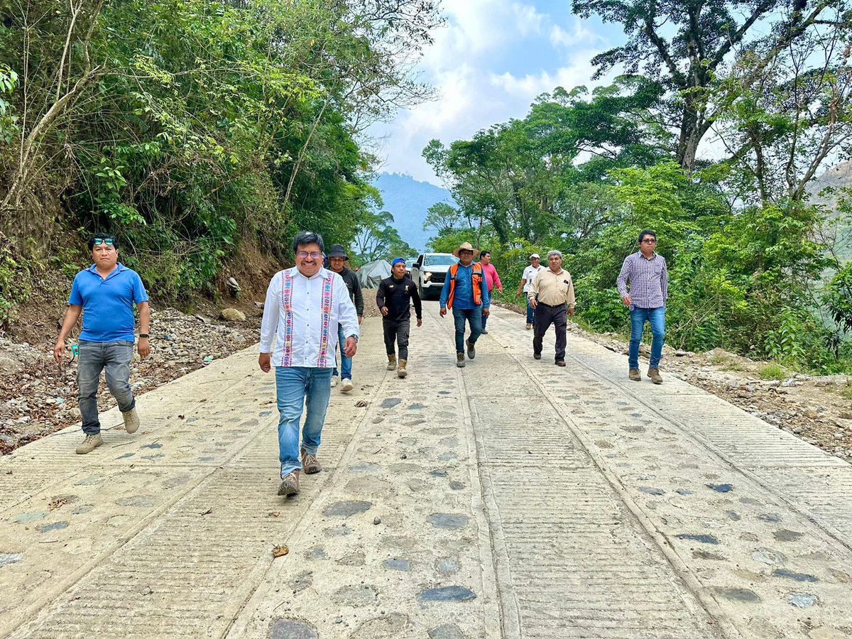DEELAYUUK's tweet photo. Cumpliendo con el encargo del Presidente @lopezobrador_ recorremos la nueva geografía caminera en la Sierra Mixe de Oaxaca. 

Con la fuerza de la organización comunitaria avanzamos en la construcción de los caminos artesanales de Alotepec-Ayacaxtepec-Cotzocón; Quetzaltepec-Camotlán-Huitepec-Ixcuintepec y Atitlán-El Rodeo-Estancia de Morelos.