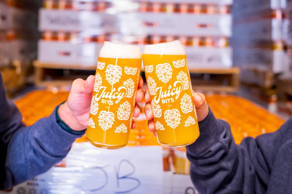 Aww, Thursday. Also known as Friday Junior.. aka time for a niiice cold pour of Juicy Bits. 🤍💛🧡 #DialedInBeer #JuicyBits #WeldWerksBrewingCo