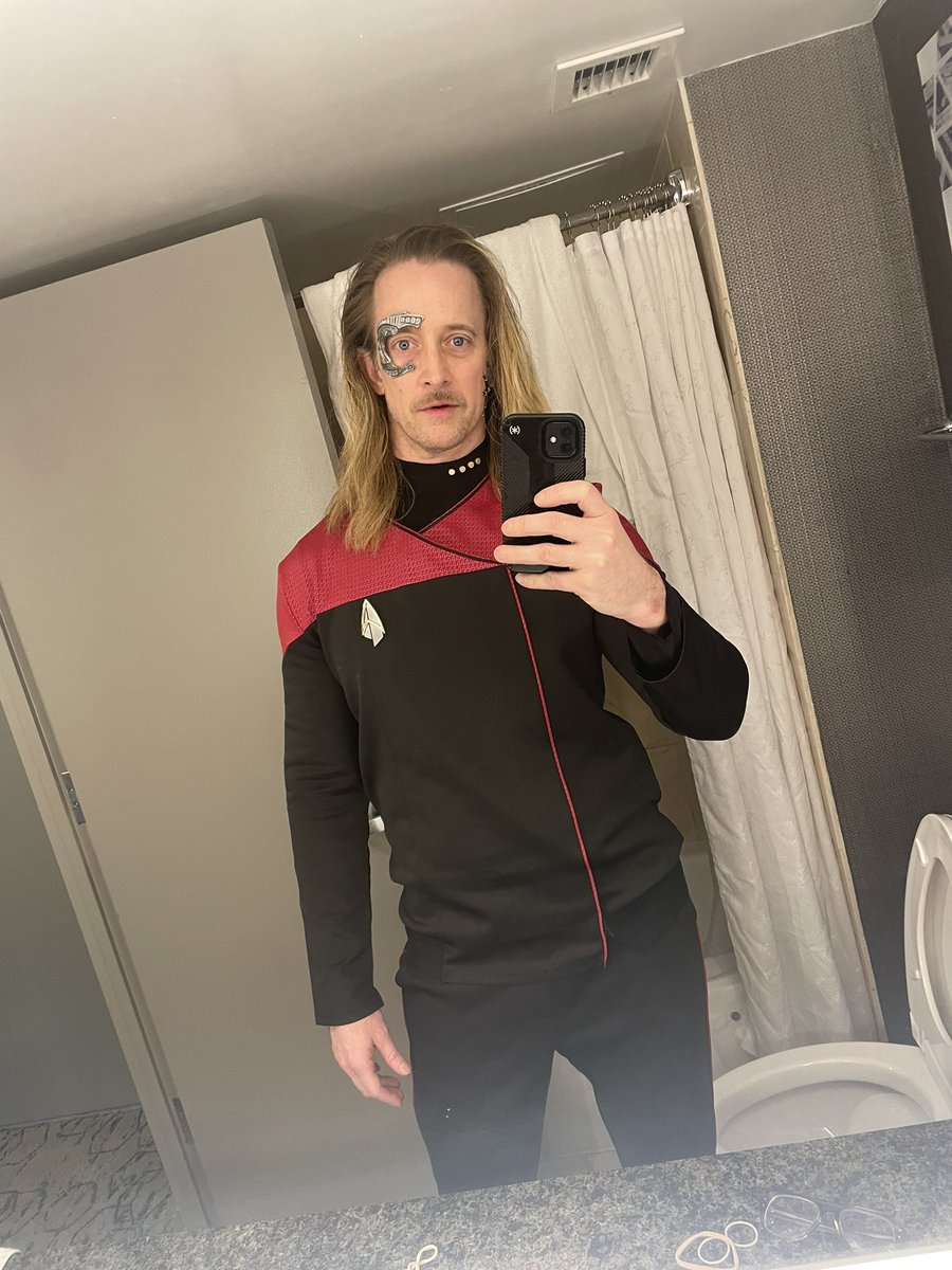 My @JeriLRyan curls were a FAIL!   But otherwise the look wasn’t too bad. 

#cosplay #startrekcosplay #dnicon2024 #captainseven #StarTrekLegacy