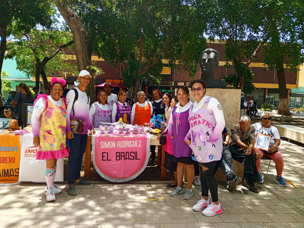 DBP_Sucre's tweet photo. Actividades realizadas en la Plaza Pichincha de los Servicios Bibliotecarios del municipio Sucre en el Día Internacional del Libro y del Idioma 📚 https://t.co/dqR8MS8rTk