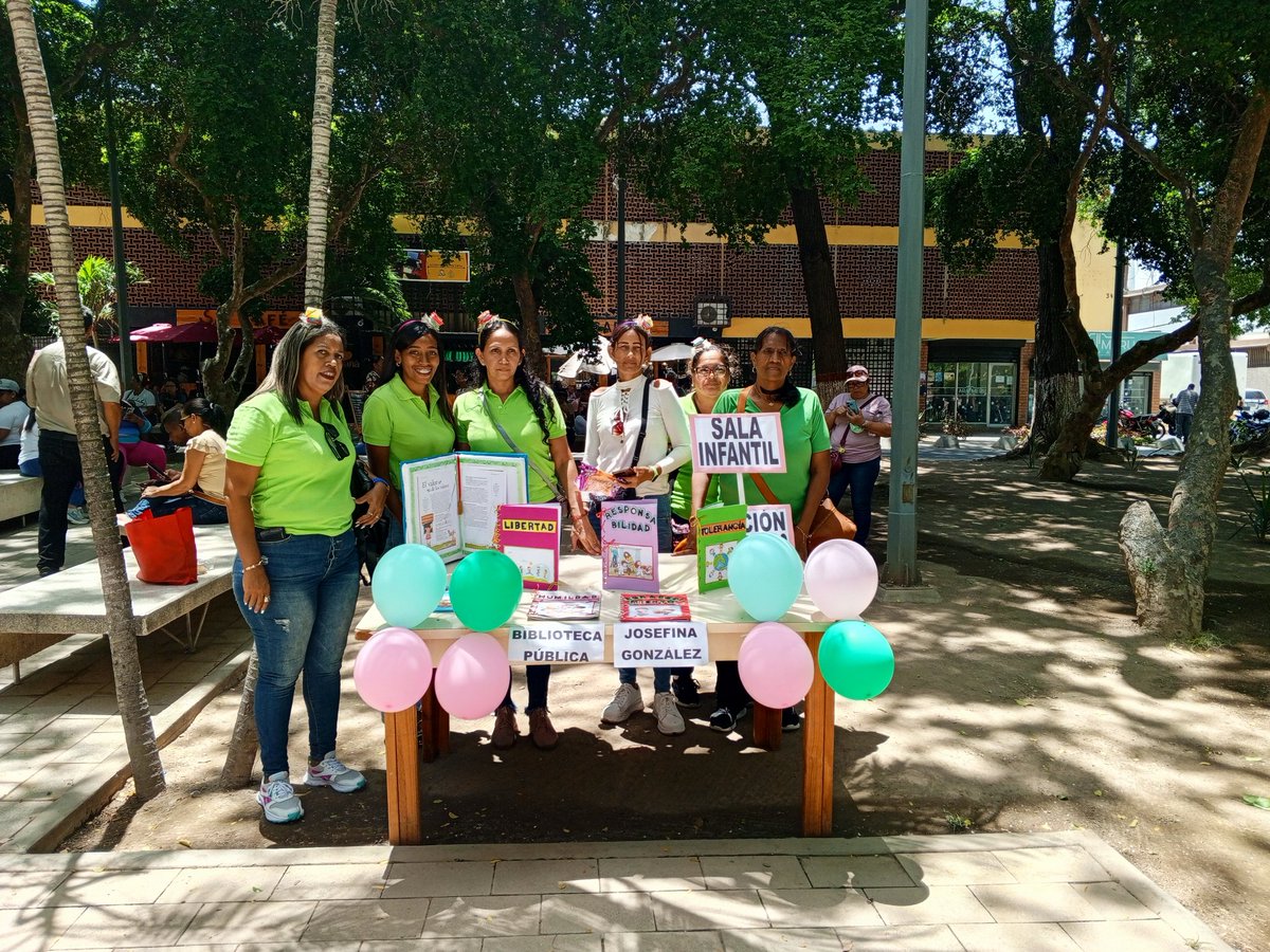 DBP_Sucre's tweet photo. Actividades realizadas en la Plaza Pichincha de los Servicios Bibliotecarios del municipio Sucre en el Día Internacional del Libro y del Idioma 📚 https://t.co/dqR8MS8rTk