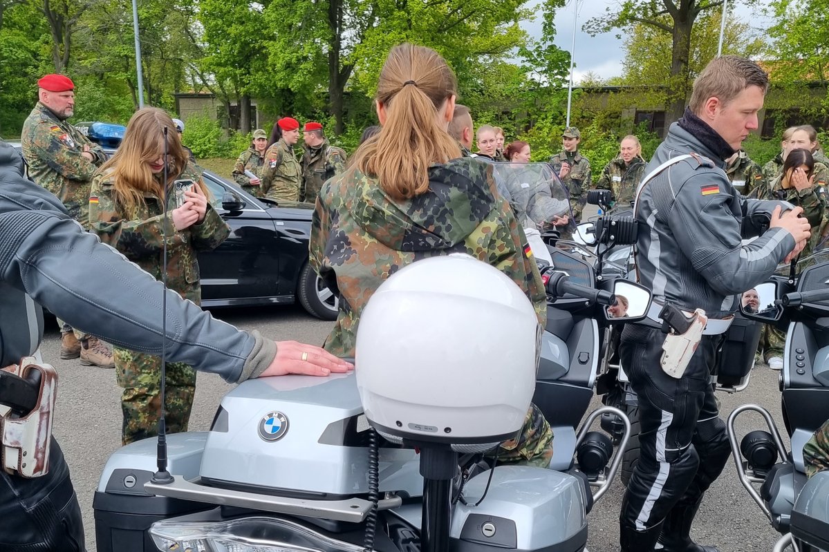 OFK_Bundeswehr's tweet photo. #GirlsDay in der Julius-Leber-Kaserne in #Berlin: 28 Mädchen informierten sich im #TFK über den Soldatenberuf. Auch wir wollen die #Neugier von Mädchen auf Berufe jenseits von Klischeevorstellungen wecken - egal ob im #Wachbataillon oder in der Operationszentrale. https://t.co/M3Wn9ihwEt
