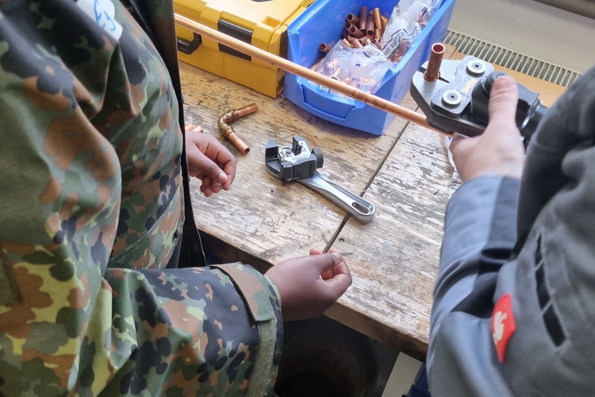 OFK_Bundeswehr's tweet photo. #GirlsDay in der Julius-Leber-Kaserne in #Berlin: 28 Mädchen informierten sich im #TFK über den Soldatenberuf. Auch wir wollen die #Neugier von Mädchen auf Berufe jenseits von Klischeevorstellungen wecken - egal ob im #Wachbataillon oder in der Operationszentrale. https://t.co/M3Wn9ihwEt
