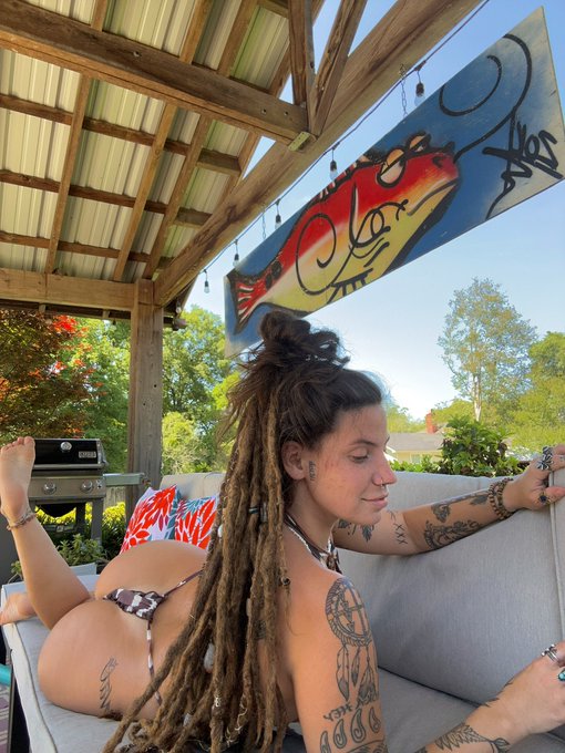 what&rsquo;s your favorite part of this pic? 💕  https://t.co/v07VxQkGgL https://t.co/2kcXVaO9bg