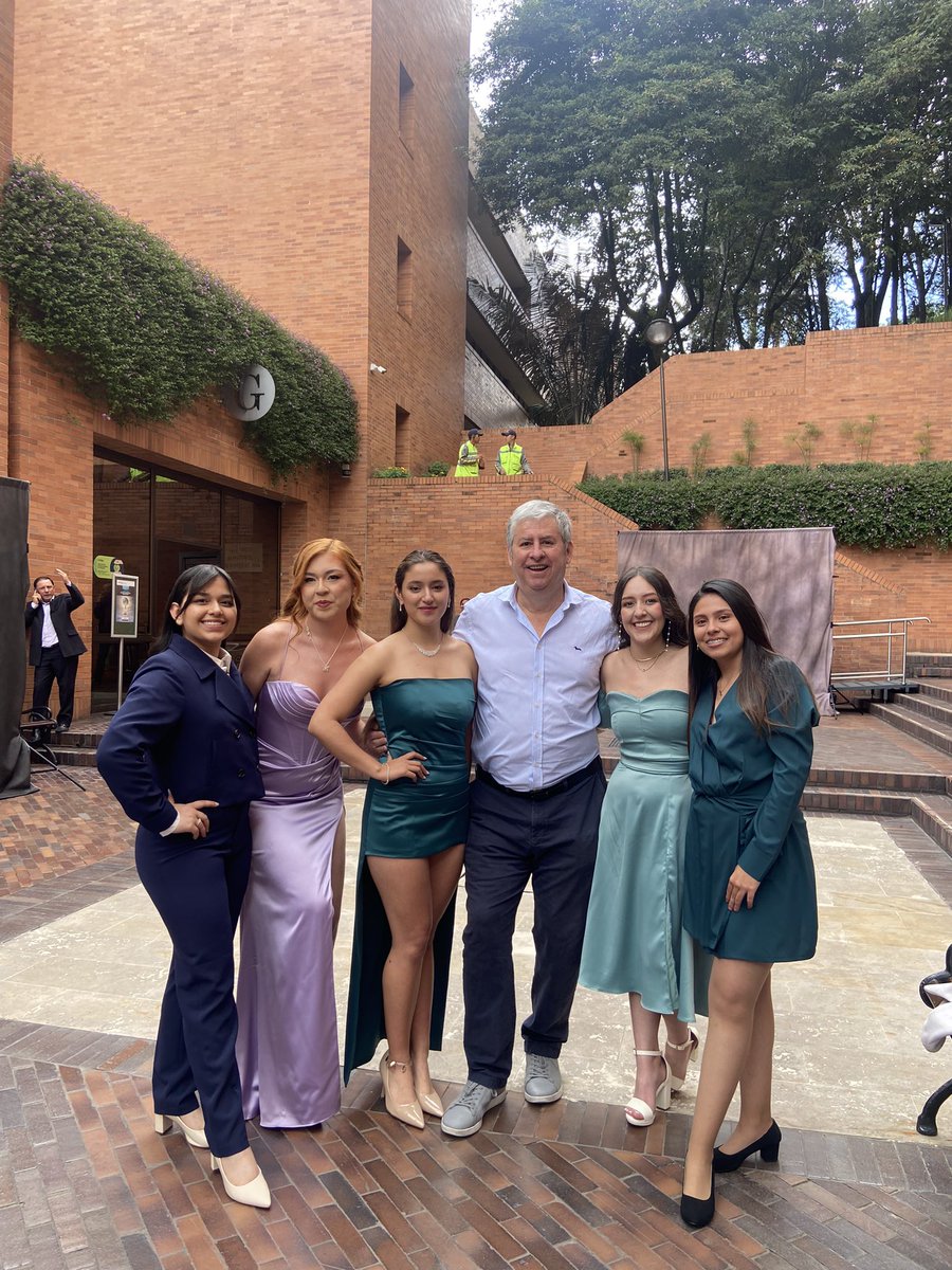 cegoso's tweet image. #Externado 
Hoy me encontré con ex alumnas en un gran día para ellas y sus familias !!
En su día de grado, oficialmente dejan de ser
Estudiantes de pregrado.
Buenas profesionales en Finanzas. 
Mucho aportarán!
Felicitaciones!
Sentí gran alegría.
@Crittiko