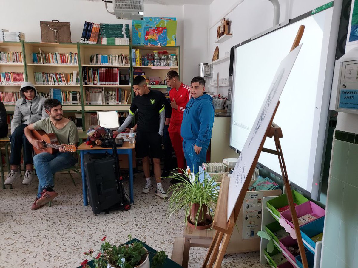 El alumnado del #IESLaPazGranada conoce a #GloriaFuertes en el #recitalpoético organizado por #BecreaLaPaz en la X #SemanaLetras Gracias al profesorado de lengua: Sharif, Reyes y Elena por vuestro trabajo ❤️