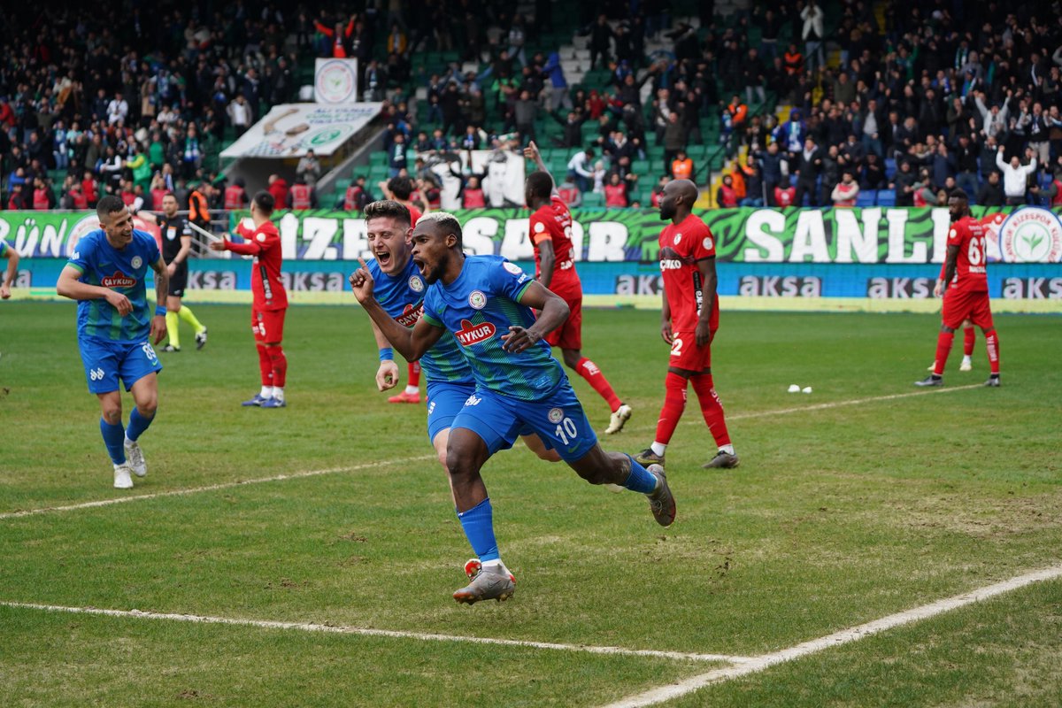 Çaykur Rizespor'un 97 doğumlu Nijeryalı ortasahası İbrahim Olawoyin'in son 1 senede sol kenardan 8 numaraya evrilişiyle bu sezon Avrupa'nın 5 büyük ligi + Süper Lig'de rakibi cepheden en fazla delen 10 merkez oyuncusundan biriymiş, yılın en büyük icadı yine İlhan Palut hocadan..