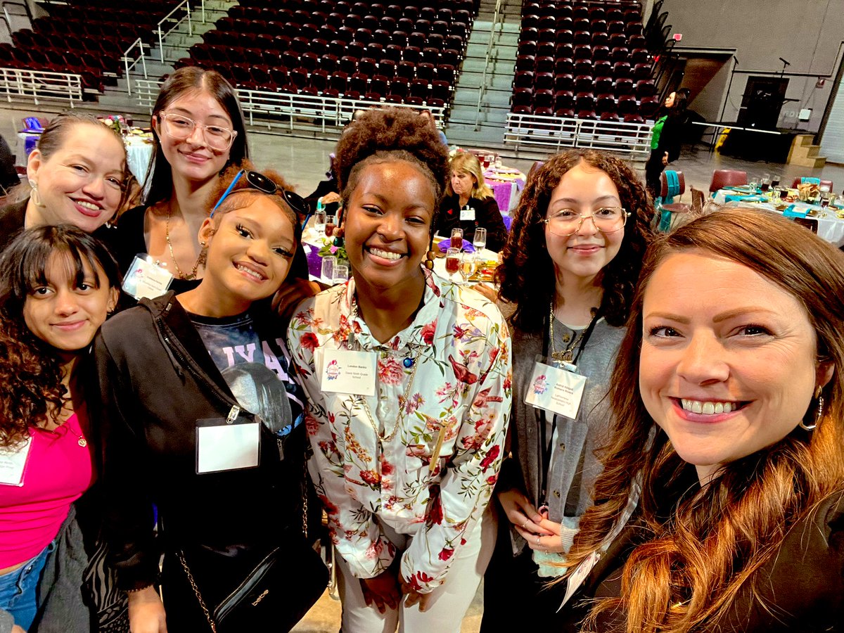 EducatorMar10's tweet photo. @gforoi and the #aldineface group did a phenomenal job this week at the @AldineISD Female Empowerment Summit…Did I mention how phenomenal our leaders led the work and were a true inspiration! #Iam💪 https://t.co/2iLz3Jbtov