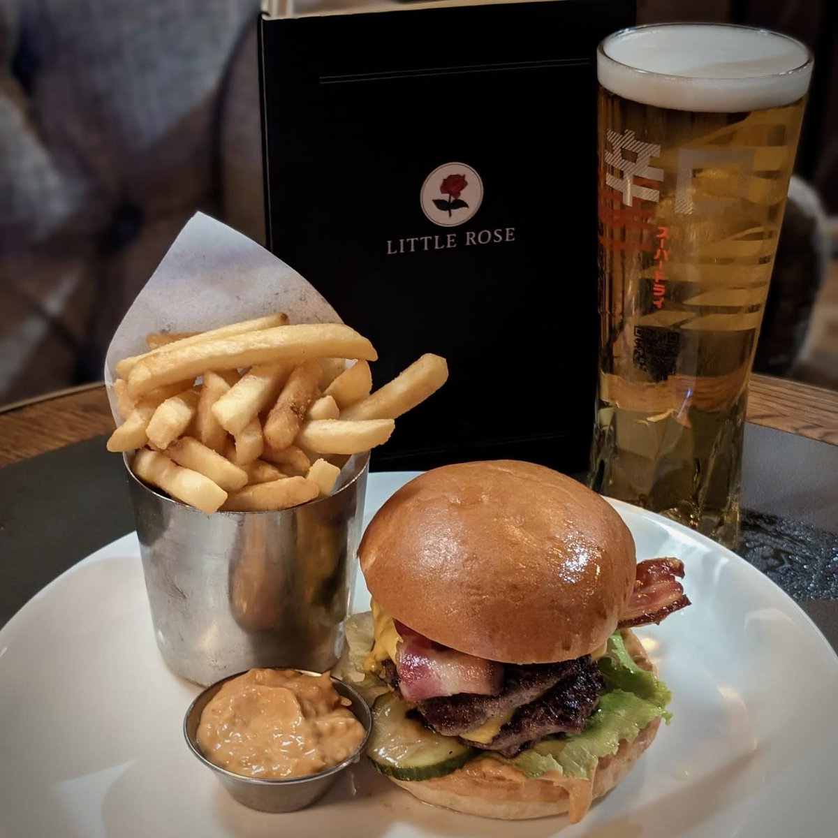 With Father’s Day around the corner, why not book in and treat the dads in your life to a burger and beer with us at The Little Rose! 🍻

#thelittlerose #cambridgeeats #visitcambridge #fathersday #publunch #fathersdaylunch