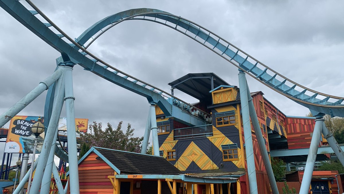 Good evening from @DraytonManor where we have been invited to check out the UK’s newest and most thrilling family coaster: The Wave! 

With a groovy surf theme and all new trains to experience, we can’t wait to get back on this Intamin classic! 🏄