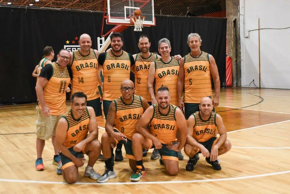 Começou o mais legal de todos os campeonatos de basquete Master do país. Esse ano o <a href="/SPFCBasquetebol/">SPFC Basquetebol</a> por meio da diretoria do <a href="/SaoPauloFC/">São Paulo FC</a> presta homenagem às gloriosas seleções brasileiras <a href="/cbb/">CBB</a> e nossos grandes craques.