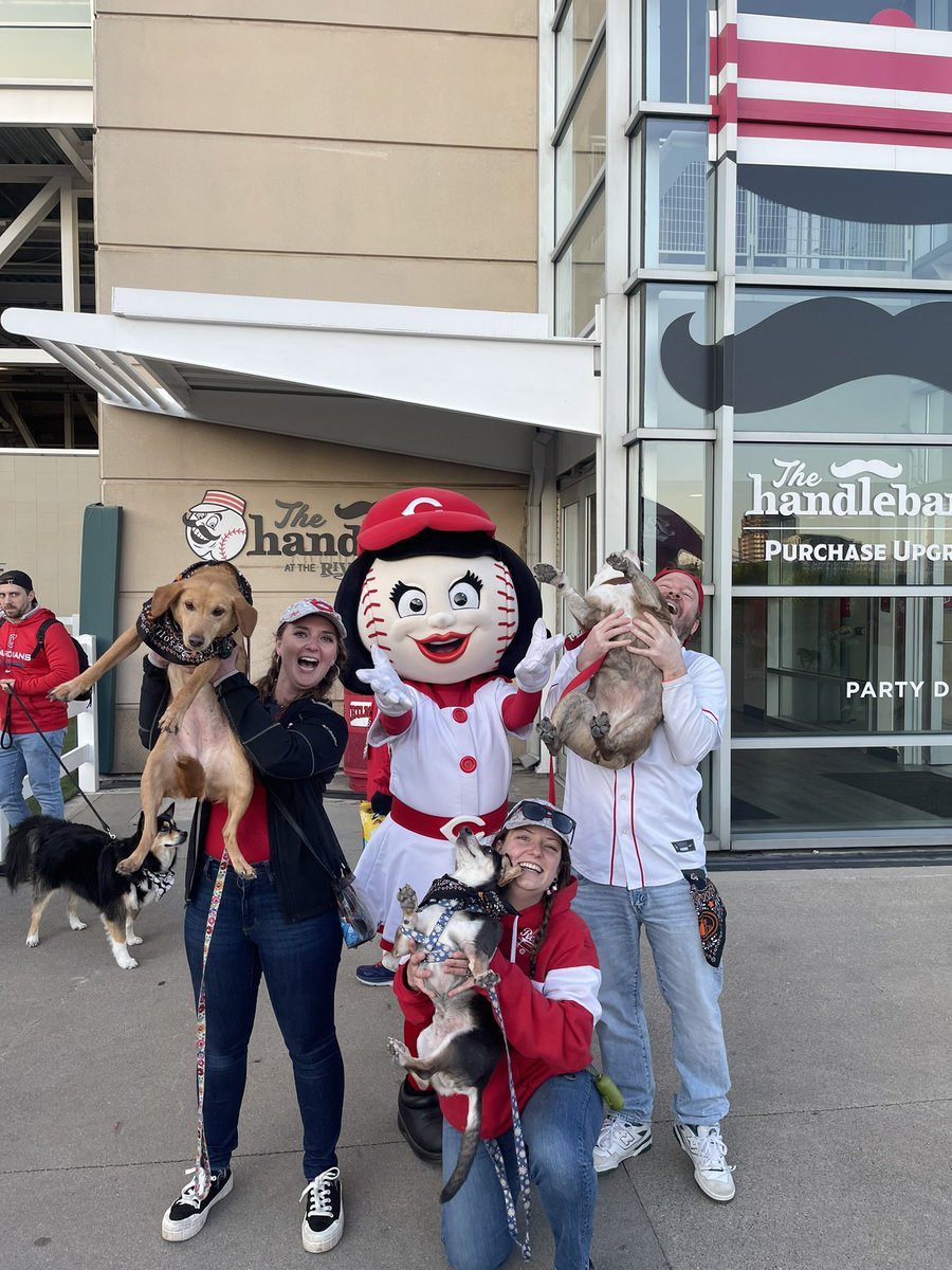 IVunicorn69's tweet photo. @Reds @andrewabbott33 Abbott is the man!!! Bark in the park was AMAZING! https://t.co/0pOlRf127t