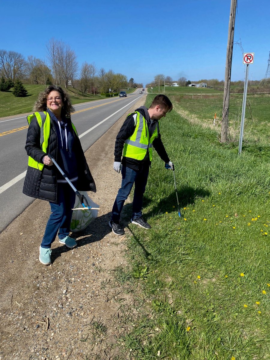 DKuiperMortgage's tweet image. Volunteers from @Dart_Bank , Macatawa Bank and @VergeReal enjoyed a beautiful morning of roadside cleanup.  We'd love for you to join us next time!
#volunteer #community #roadsidecleanup #highwaycleanup #adoptahighway #puremichigan