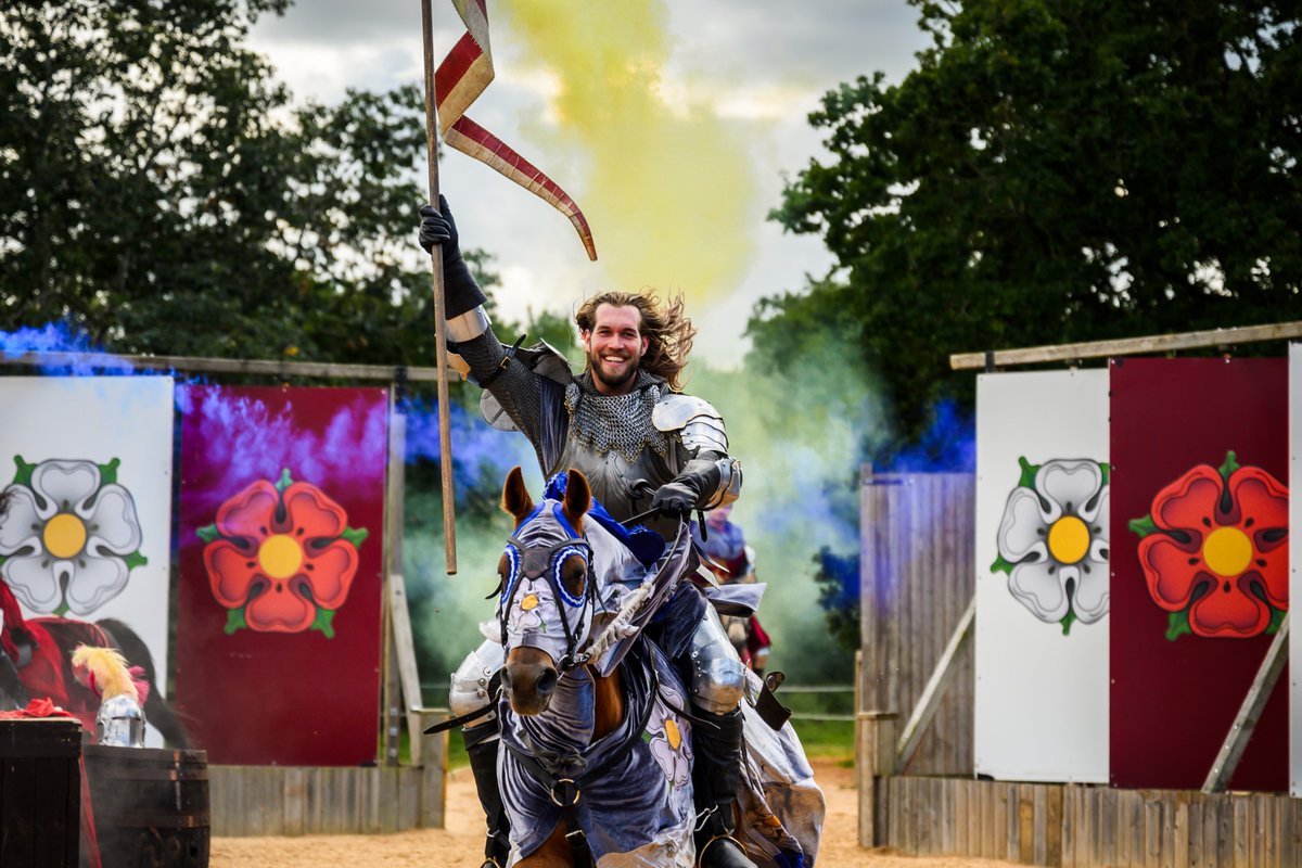 The countdown is on - Wars of the Roses LIVE! returns to Warwick Castle on 25th May! It's exactly one month away! ⚔️️ It's time to choose your side... but will it be the red rose, or the white rose? ❤️ Book now: warwick-castle.com 📸-Charles Flint