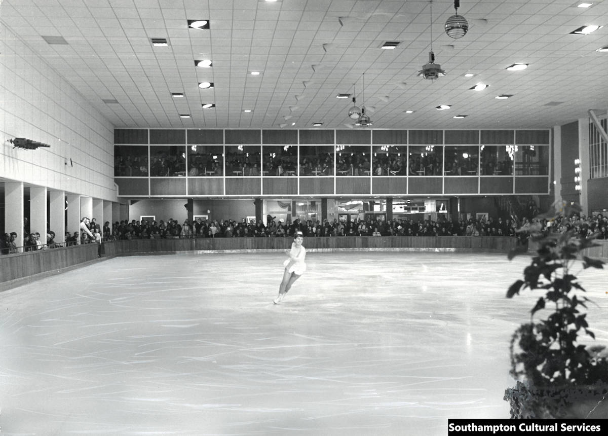 This image from our archives shows a figure skater at #Southampton Ice Rink in 1966. The original rink was destroyed in the Blitz but rebuilt in 1952. After a refurbishment by Top Rank in the #1960s it closed in 1988. Image copyright unknown #SotonAfterDark #IceRink #IceSkating