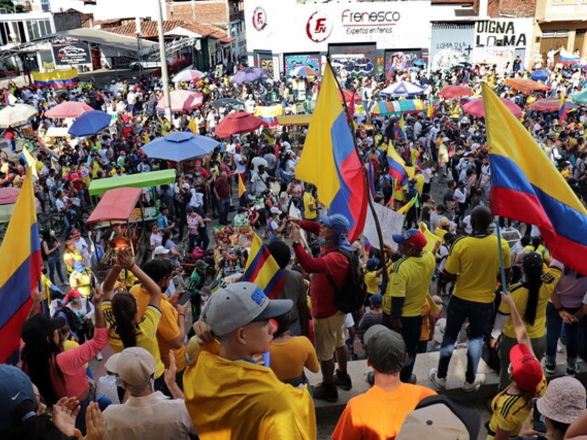 Recomiendo a todos, sobre todo a periodistas y columnistas que olvidan mirar todas las aristas, esta columna de @germanayalaosor. La #Marcha21Abril  fue el domingo pero siempre vale la pena una mirada reflexiva e inteligente sobre el tema,
👉CLICK AQUI 👉
ayalalaotratribuna.blogspot.com