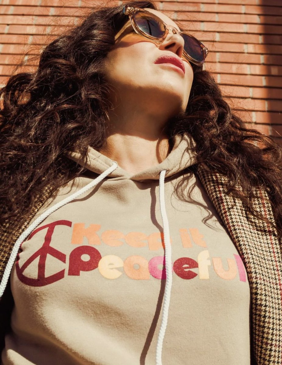 LanaUpdatesARG's tweet image. “Tantas formas de usar esta hoodie #KEEPITPEACEFUL!
Sé creativo con tu equipo #REGAL!

Toma una foto fabulosa y comparte las fotos conmigo! Diviértete y que #PeacePower te acompañe 💥✌🏻😭”

📸| @LanaParrilla (keepitregal_bylp) • Vía Instagram