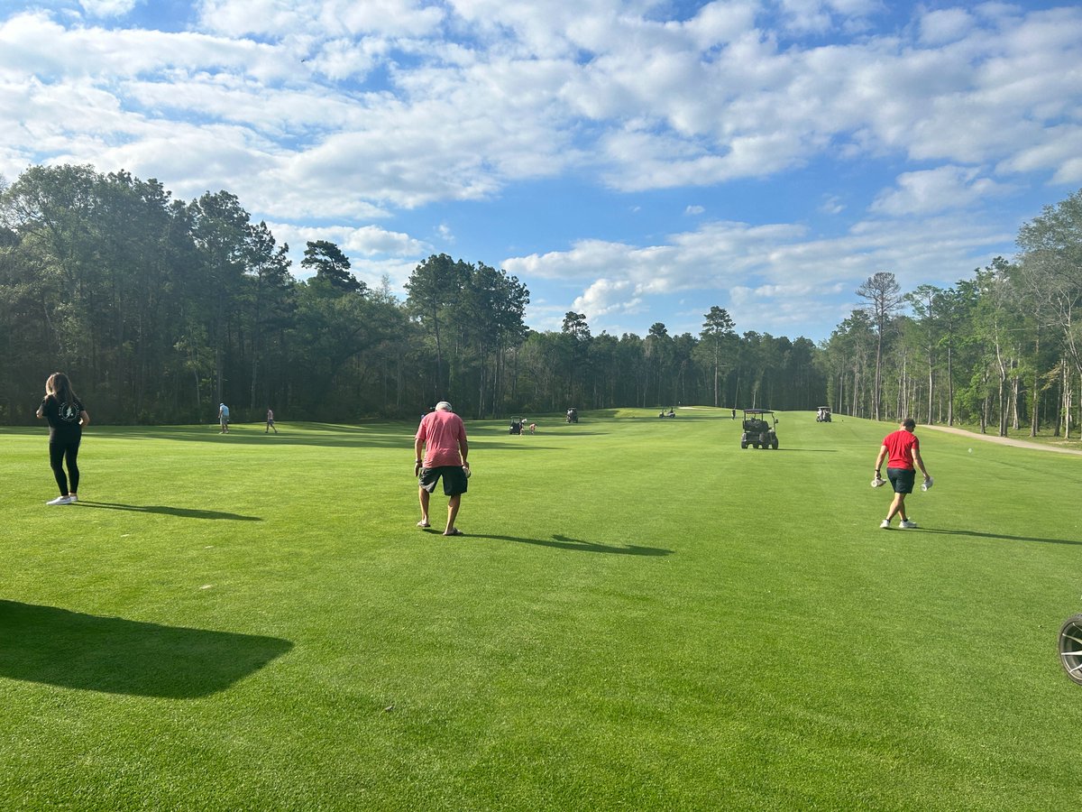 Thanks to all the members for filling divots yesterday, we are ready for the MEMBER/GUEST this weekend! ⛳🏌🏼‍♂️ We had a great time drinking beer, listening to music, and filling all the divots. REMINDER to fill your divots when playing😏 #highlandslife #highlandpines #lazerzoysia