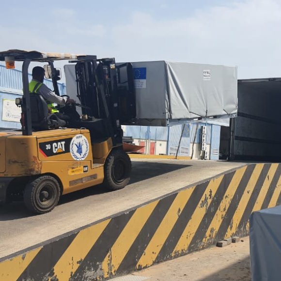 An additional 🇪🇺 convoy of 4 trucks is on its way to Amman, transporting toward Gaza essential logistical supplies, such as mobile storage units and generators, donated by @WFP. The EU and its partners remain committed in supporting all Palestinians affected by the war in Gaza.