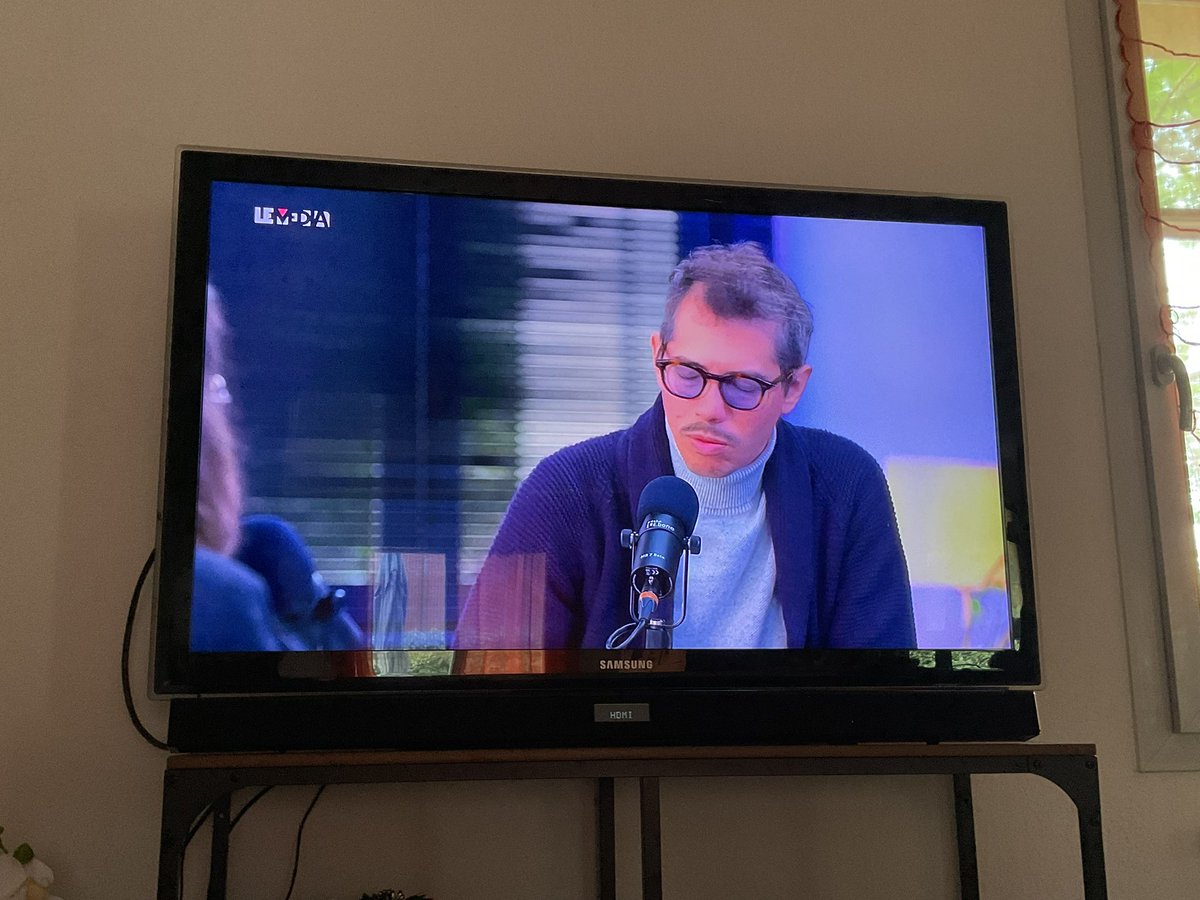 Tu as une Freebox (Orange, Bouygues et SFR traînent des pieds pour accorder un canal malgré l’accord de l’ARCOM), tu en as marre de BFM , LCI , CNiouze , et Cie , tu peux maintenant regarder la chaîne dite «d’extrême-gauche» @LeMediaTV ! 
- C’est sur le CANAL350 !