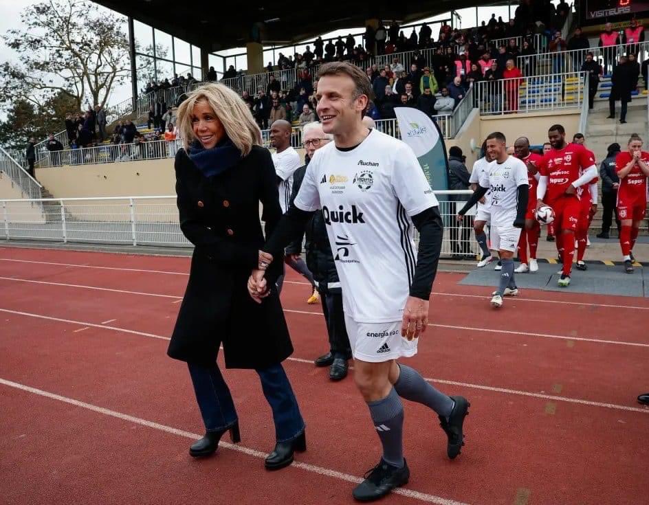 EricMassaud's tweet photo. Quand « maman » l’emmène jouer au foot, il laisse ses bras de boxeur au vestiaire. https://t.co/cCdE1xuMie