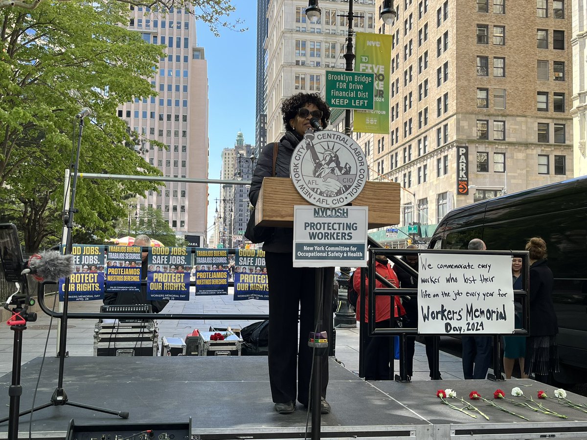 RetailAction's tweet photo. We’re out in City Hall Park with @CentralLaborNYC @NYCOSH @RWDSU and organized labor to mourn those workers whose lives have been lost over the past year—and to fight like hell for the living by passing the #RetailWorkerSafety Act! #WorkersMemorialDay https://t.co/mE1aHSEQ98