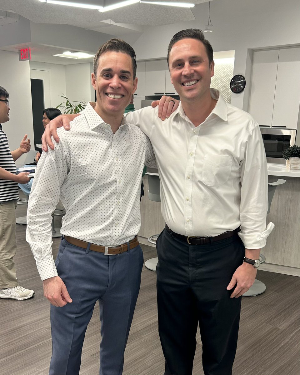 WorldAdvisory's tweet image. Longtime partners reunited! @WorldAdvisory Founder &amp;amp; CEO Alexander Johnstone with @longandfoster Vienna Tysons’ Drew McKenzie at Small Business Networking - Northern Virginia.

#Entrepreneur #SmallBiz #Startup