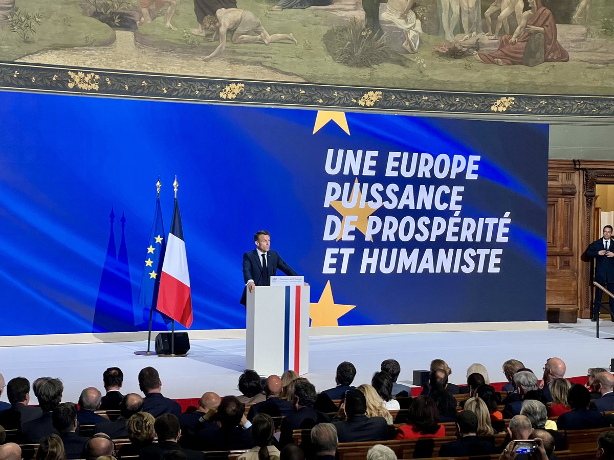 « À mes yeux, parler d’Europe, c’est toujours parler de la France. » 🇪🇺🇫🇷 À La Sorbonne, le Président de la République fixe le cap pour une Europe puissante, prospère et humaniste.