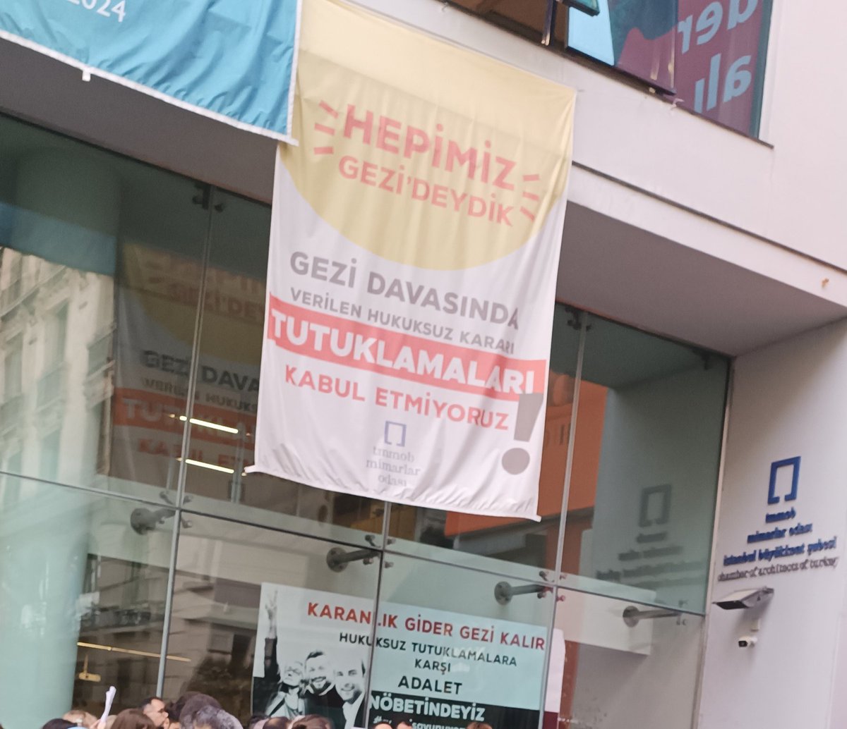 Olmayan deliller, olmayan şiddet, olmayan suç... Hukuk ve adalet dersen. Gezi'den sonra hiç kalmadı.  #HepimizGezideydik #Geziyargılanamaz #CanAtalayaÖzgürlük