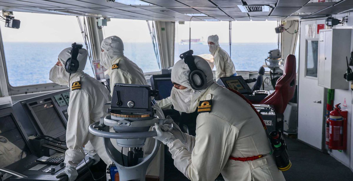 .@HMSDiamond ships' company in action shooting down a Houthi ballistic missile yesterday morning. The CO, Cdr Evans and SLt James look at the smoke trail in the sky. navylookout.com/hms-diamond-ma…