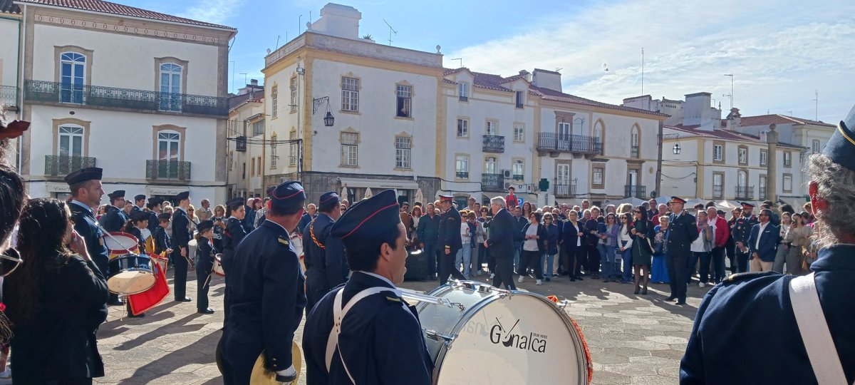 Hoy #25abril #Portugal conmemoración del 50 aniversario de la #RevolucionDeLosClaveles. #Voluntariado de @Prodiversa participando en #CastelodeVide en el proyecto #Erasmus sobre el poder de la #juventud, la #libertad y la #democracia