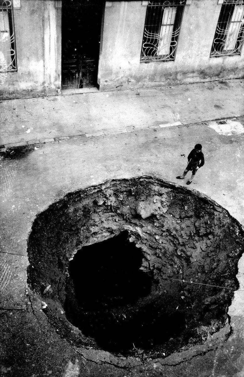 Hoy se cumplen 87 años del bombardeo de mi ciudad, Eibar. Debajo del agujero había un refugio lleno de gente que se escondía de las bombas que lanzaba la aviación italiana. Una bomba consiguió alcanzar el refugio. Dejó 50 muertos. Y siguen sin pedir perdón, arrasando con todo.