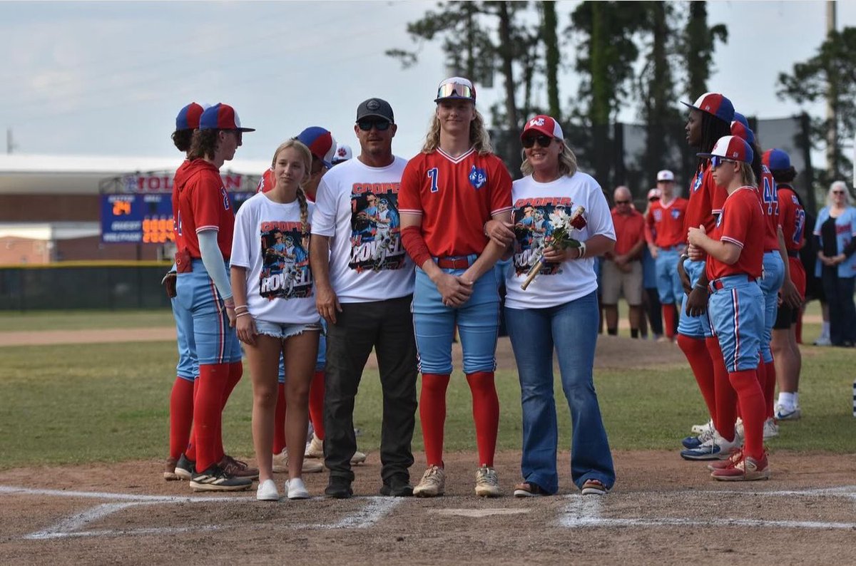 wolfsonbaseball's tweet image. Senior night….😢is it getting dusty in here? 😭😭😭
🐺🐾⚾️