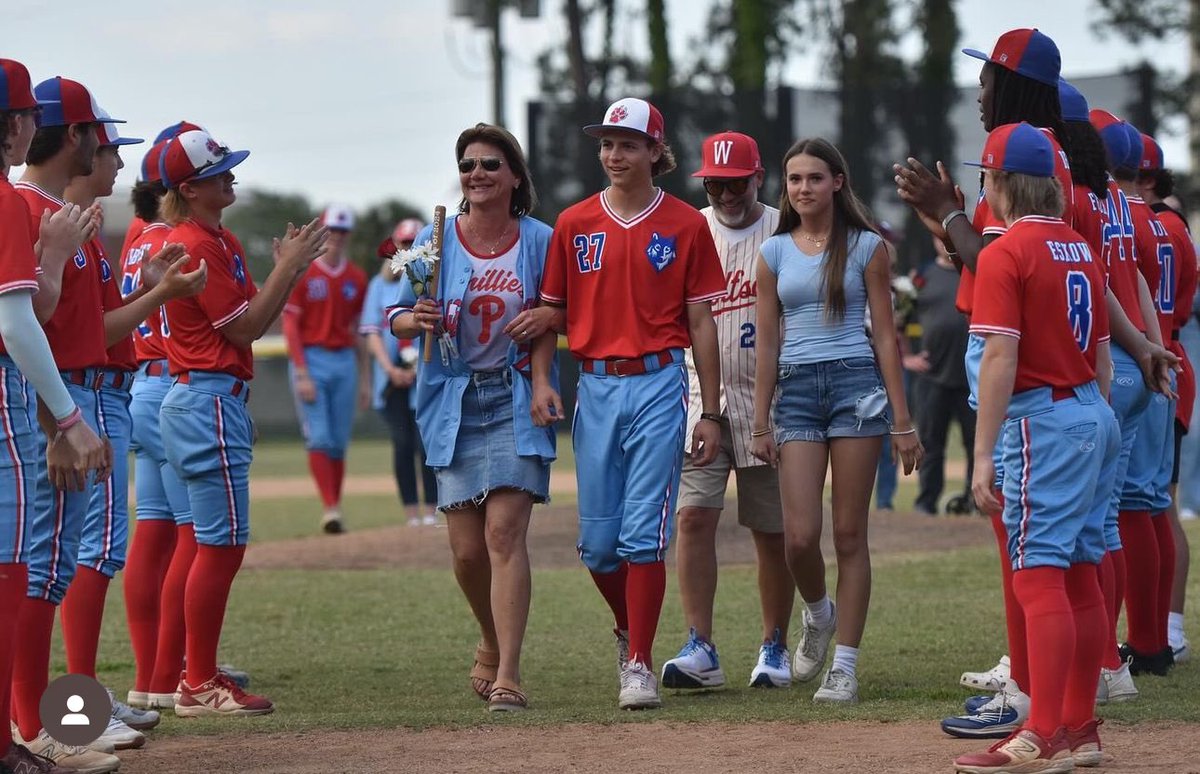 wolfsonbaseball's tweet image. Senior night….😢is it getting dusty in here? 😭😭😭
🐺🐾⚾️