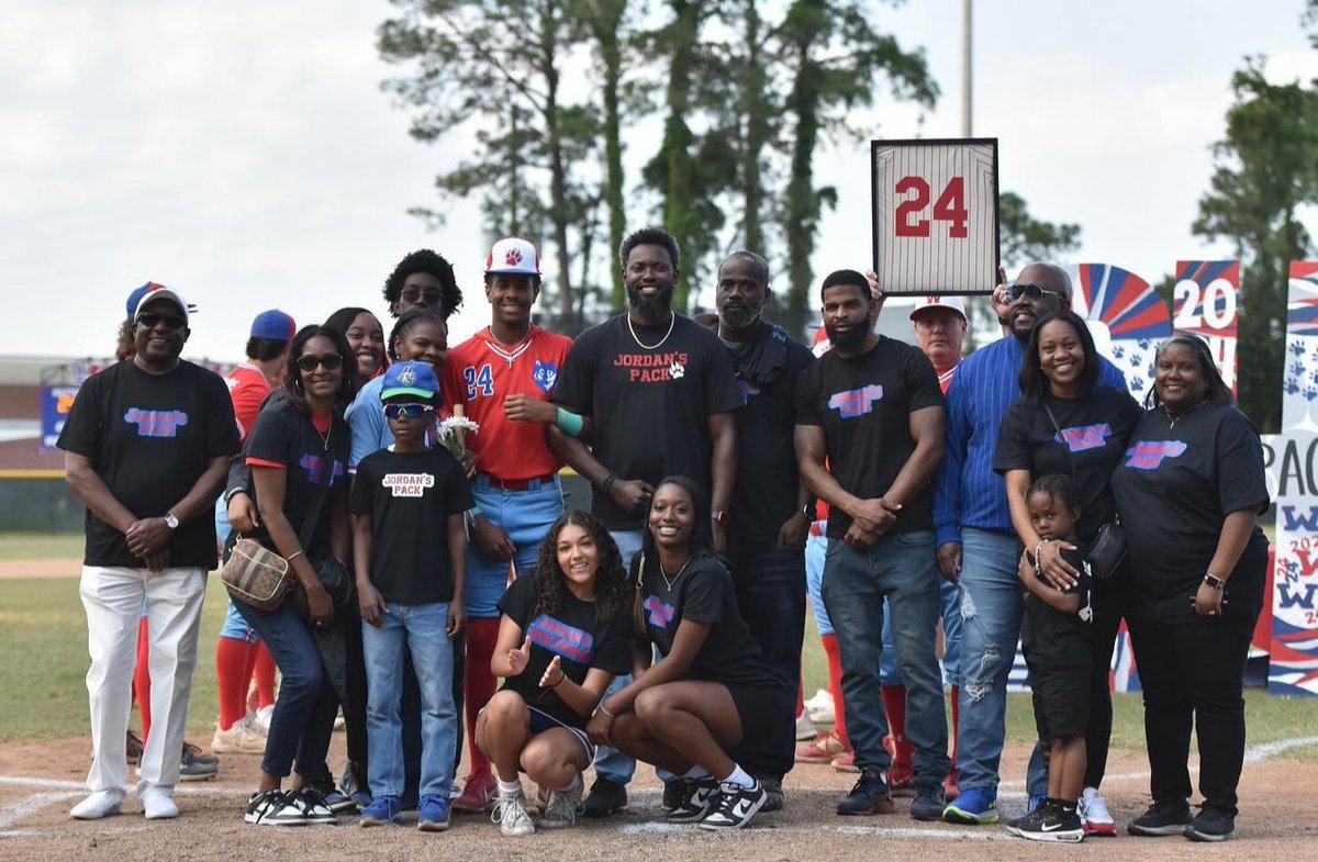 wolfsonbaseball's tweet image. Senior night….😢is it getting dusty in here? 😭😭😭
🐺🐾⚾️
