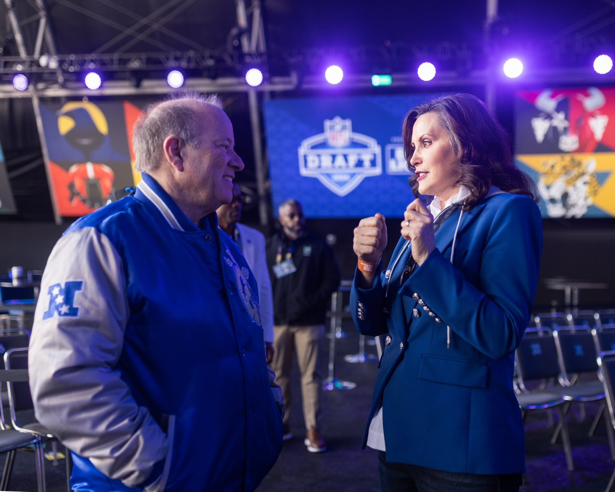 The First Lady and I took a tour of the draft stage and it’s amazing! Welcome to Detroit for the NFL Draft! Go Lions! Don’t forget to make sure you’re in your Honolulu Blue today! Rep Your City! 🦁💙