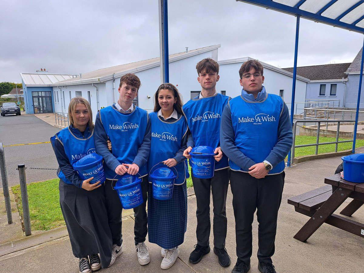 Desmond College participated in the Make A Wish campaign by bucket collecting in Newcastle West today. Raising money to help children's dreams come true ⭐️ @LCETBSchools @MakeAWish_ie